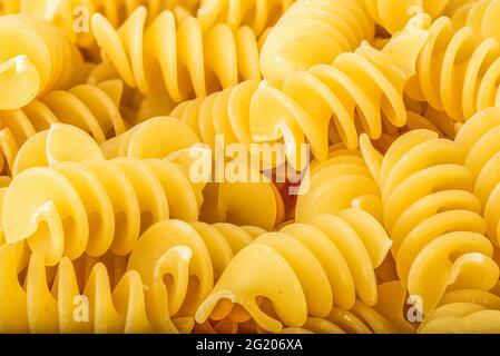 Primi passi con la pasta a spirale Foto Stock