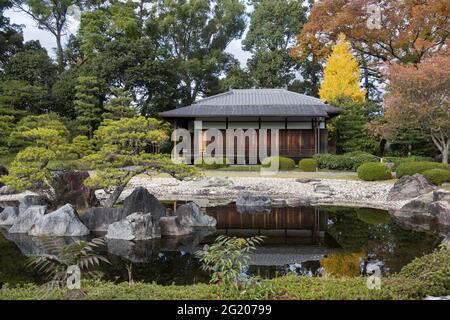 KYOTO, GIAPPONE - 13 Dic 2019: Kyoto, Giappone - 25 Nov, 2019: Giardino Seiryu-en e Teahhouse al Castello Nijo a Kyoto Giappone. Foto Stock