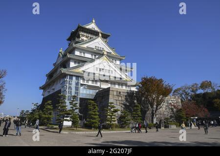 OSAKA, GIAPPONE - 05 dicembre 2019: Osaka, Giappone - 01 dicembre 2019: Turisti e persone visitano il castello di Osaka, Giappone. Foto Stock