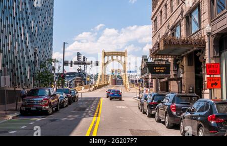 Parcheggio auto e costruzione lungo la 6a strada che conduce al ponte Roberto Clemente nel centro di Pittsburgh, Pennsylvania, Stati Uniti Foto Stock