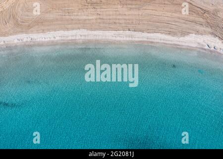 Spiaggia di sabbia, blu turchese di colore mare aereo drone vista dall'alto in basso. Acqua limpida, spiaggia di Platia ammos pulita e vuota, Koufonisi, piccole Cicladi. Egeo Foto Stock