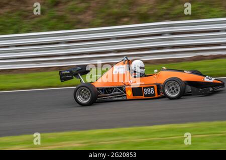 Monoposto, Honda, Pick Up e corse di auto sportive presso l'Oulton Park Raceway Motorsports Track Cheshire Foto Stock