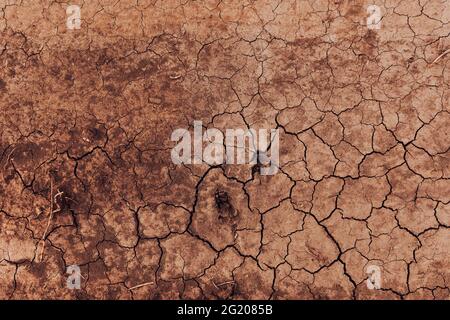 Sfondo di siccità, vista dall'alto della consistenza del terreno secco come sfondo Foto Stock