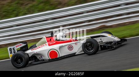 Monoposto, Honda, Pick Up e corse di auto sportive presso l'Oulton Park Raceway Motorsports Track Cheshire Foto Stock