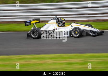 Monoposto, Honda, Pick Up e corse di auto sportive presso l'Oulton Park Raceway Motorsports Track Cheshire Foto Stock