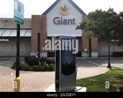 Stazione di ricarica gratuita per auto elettriche nel parcheggio di un negozio di alimentari gigante a Rockville, Maryland, lunedì 7 giugno 2021. Il concetto, sviluppato da volta Charging, LLC, è quello di sviluppare una rete di stazioni di ricarica supportate dall'inserzionista nei parcheggi di importanti concessionari per fornire fino a due ore di ricarica per le vetture che includono la Tesla, la Chevy Bolt EV e la Hyundai Kona Electric. Foto di Ron Sachs/CNP/ABACAPRESS.COM Foto Stock