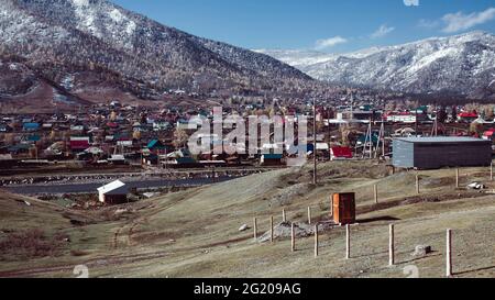 Vista di uno dei villaggi in Repubblica Altai Montagne, Russia. Foto Stock