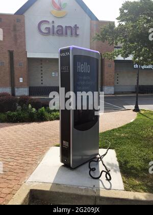 Rockville, Stati Uniti d'America. 07 giugno 2021. Stazione di ricarica gratuita per auto elettriche nel parcheggio di un negozio di alimentari gigante a Rockville, Maryland, lunedì 7 giugno 2021. Il concetto, sviluppato da volta Charging, LLC, è quello di sviluppare una rete di stazioni di ricarica supportate dall'inserzionista nei parcheggi di importanti concessionari per fornire fino a due ore di ricarica per le auto che includono la Tesla, la Chevy Bolt EV e la Hyundai Kona Electric.Credit: Ron Sachs/CNP/Sipa USA Credit: Sipa USA/Alamy Live News Foto Stock