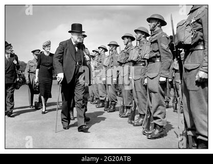 Home Guard Propaganda seconda guerra mondiale il primo ministro Winston Churchill ispeziona la difesa civile dell'esercito della Guardia interna britannica a Hyde Park, Londra seconda guerra mondiale luglio 1941 Regno Unito Foto Stock