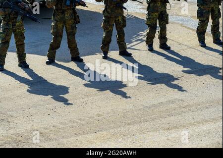 Munster, Germania. 02 giugno 2021. I soldati della Bundeswehr si levano in piedi durante una dimostrazione di combattimento sul campo di addestramento. Credit: Philippe Schulze/dpa/Alamy Live News Foto Stock