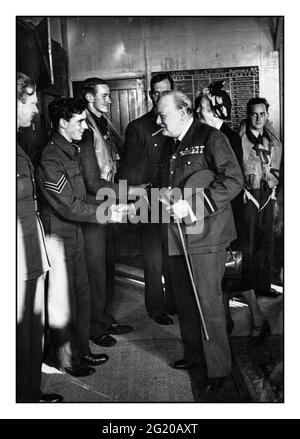 WW2 Winson Churchill con sigaro in uniforme. La visita del primo ministro britannico Winston Churchill, durante la battaglia d'Inghilterra, che indossa l'uniforme di Air Commodore della Royal Air Force, visita il 615 Fighter Squadron di cui è commodoro onorario. Qui è raffigurato stringere la mano a un sergente pilota durante le sue presentazioni ai piloti della Royal Airforce nel loro caos. 29 settembre 1941. BATTAGLIA DELLA GRAN BRETAGNA SECONDA GUERRA MONDIALE Foto Stock