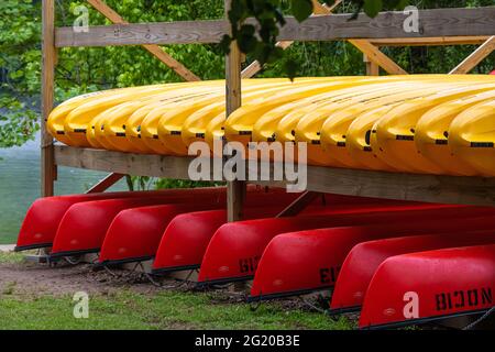 Nantahala Outdoor Center Roswell, noleggio di kayak e canoe per esplorare la Chattahoochee River National Recreation Area. (STATI UNITI) Foto Stock