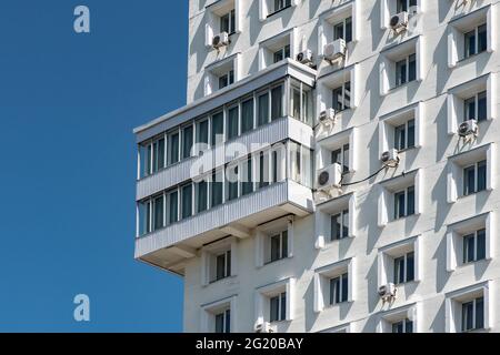 Vecchia architettura sovietica. Sfondo dalle finestre dell'edificio e dai sistemi divisi Foto Stock