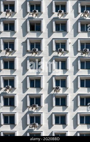 Vecchia architettura sovietica. Sfondo dalle finestre dell'edificio e dai sistemi divisi Foto Stock