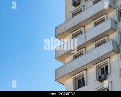 Vecchia architettura sovietica. Sfondo dalle finestre dell'edificio e dai sistemi divisi Foto Stock