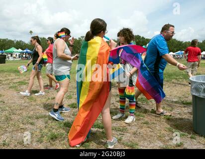 San Pietroburgo, Florida, Stati Uniti. 7 Giugno 2021. Una famiglia abiti in colori LGBTQ per mostrare il sostegno di un membro della famiglia al cityÃs Gay Pride OUT nel Festival del Parco di Tampa Bay Sabato. Invece di ospitare una delle più grandi parate gay Pride del paese, gli organizzatori locali hanno optato per una serie di eventi più piccoli sparsi per tutto il mese di giugno, considerato il mese gay Pride. La rabbia all’interno della comunità stateÃs LGBTQ sta crescendo a livello di FloridaÃs legge recentemente approvata che impedisce agli studenti transgender di praticare sport in una squadra di genere. Credit: Robin Rayne/ZUMA Wire/Alamy Live News Foto Stock