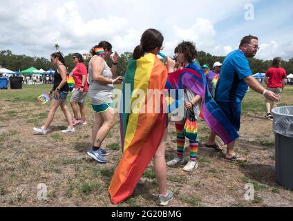 San Pietroburgo, Florida, Stati Uniti. 7 Giugno 2021. Una famiglia abiti in colori LGBTQ per mostrare il sostegno di un membro della famiglia al cityÃs Gay Pride OUT nel Festival del Parco di Tampa Bay Sabato. Invece di ospitare una delle più grandi parate gay Pride del paese, gli organizzatori locali hanno optato per una serie di eventi più piccoli sparsi per tutto il mese di giugno, considerato il mese gay Pride. Credit: Robin Rayne/ZUMA Wire/Alamy Live News Foto Stock