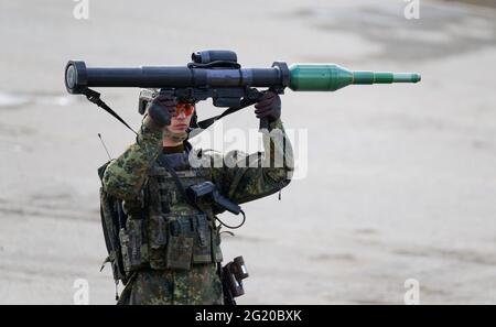 Munster, Germania. 02 giugno 2021. Un soldato della Bundeswehr tiene il Panzerfaust 3 in aria durante una dimostrazione di combattimento. Credit: Philippe Schulze/dpa/Alamy Live News Foto Stock