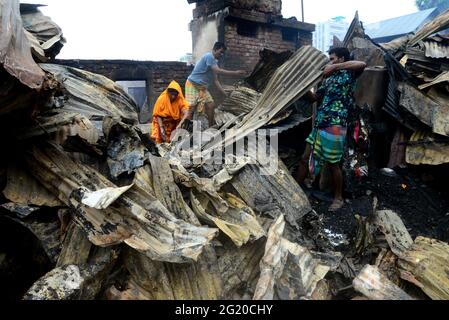Gli abitanti delle Slum del Bangladesh hanno visto la ricerca dei loro beni domestici dopo un devastante incendio scoppiato nello slum di Mohakhali a Dhaka, Bangladesh, il 7 giugno 2021. Almeno 300 shanties sono stati eviscerati come il devastante fuoco che è scoppiato a Mohakhali slum a Dhaka. Foto Stock