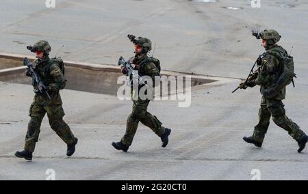 Munster, Germania. 02 giugno 2021. I soldati della Bundeswehr camminano attraverso l'area di addestramento durante una dimostrazione di combattimento. Credit: Philippe Schulze/dpa/Alamy Live News Foto Stock