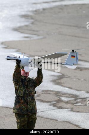 Munster, Germania. 02 giugno 2021. Un soldato della Bundeswehr tiene nelle sue mani il drone da ricognizione Aladin. Credit: Philippe Schulze/dpa/Alamy Live News Foto Stock