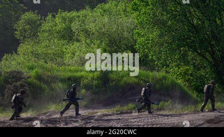 Munster, Germania. 02 giugno 2021. I soldati della Bundeswehr dimostrano un esercizio di combattimento. Credit: Philippe Schulze/dpa/Alamy Live News Foto Stock