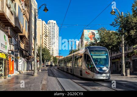Vista della via vuota Jaffa e del sistema ferroviario urbano leggero tram - moderno transito ferroviario urbano a Gerusalemme, Israele. Foto Stock