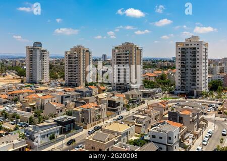 Nuove ville, case private ed edifici residenziali sotto il cielo blu in un nuovo quartiere della città di Kiryat Gat, Israele. Foto Stock