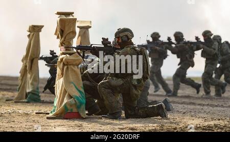 Munster, Germania. 02 giugno 2021. I soldati della Bundeswehr dimostrano un esercizio di combattimento. Credit: Philippe Schulze/dpa/Alamy Live News Foto Stock