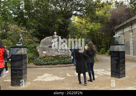 Statua di Oscar Wilde in Piazza Merrion, Dublino, Irlanda ammirata dai turisti Foto Stock