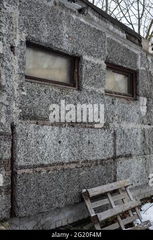 Blocchi di legno-calcestruzzo, materiale di costruzione poco costoso. Materiale da costruzione in blocchi di Arbolite - blocchi leggeri in trucioli di legno tenuti insieme dal cemento. Foto Stock