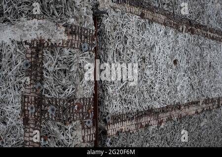 Blocchi di legno-calcestruzzo, materiale di costruzione poco costoso. Materiale da costruzione in blocchi di Arbolite - blocchi leggeri in trucioli di legno tenuti insieme dal cemento. Foto Stock