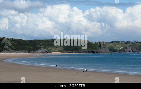 Sabbia, mare e cielo si combinano in questo panorama di Oxwich Bay con Tor Bay e tre scogliere all'estremità più lontana del s. Foto Stock