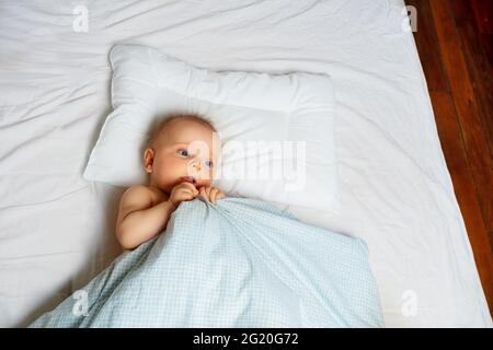 Ritratto della bambina stese in un letto Foto Stock
