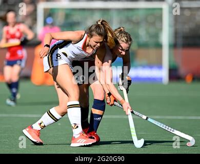 Amstelveen, Paesi Bassi. 06 giugno 2021. Hockey, Donne: Campionato europeo, Inghilterra - Germania, turno preliminare, Gruppo B, giornata 2. Anne Schröder (Germania, l) in azione con Hollie Pearne-Webb (Inghilterra). Credit: Frank Uijlenbroek/dpa/Alamy Live News Foto Stock