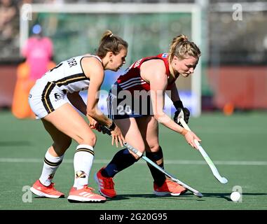 Amstelveen, Paesi Bassi. 06 giugno 2021. Hockey, Donne: Campionato europeo, Inghilterra - Germania, turno preliminare, Gruppo B, giornata 2. Anne Schröder (Germania, l) in azione con Hollie Pearne-Webb (Inghilterra). Credit: Frank Uijlenbroek/dpa/Alamy Live News Foto Stock