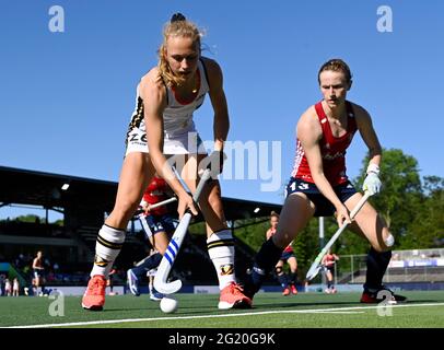 Amstelveen, Paesi Bassi. 06 giugno 2021. Hockey, Donne: Campionato europeo, Inghilterra - Germania, turno preliminare, gruppo B, 2° giorno di festa. Lisa Altenburg (Germania, l) in azione con Elena Rayer (Inghilterra). Credit: Frank Uijlenbroek/dpa/Alamy Live News Foto Stock