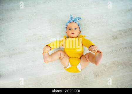 Bambina piccola con vista blu arco dall'alto Foto Stock