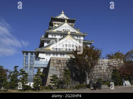 OSAKA, GIAPPONE - 05 dicembre 2019: Osaka, Giappone - 01 dicembre 2019: Turisti e persone visitano il castello di Osaka, Giappone. Foto Stock