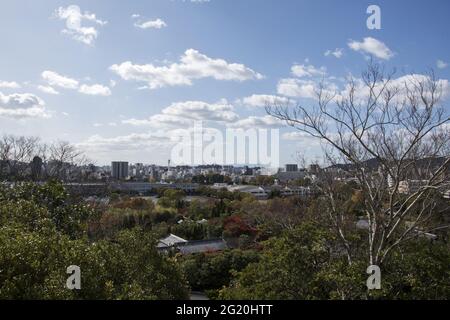 HIMEJI, GIAPPONE - 17 dicembre 2019: Himeji, Giappone - 30 novembre, 2019: Vista aerea della residenza Himeji centro dal castello di Himeji a Hyogo, Giappone. Foto Stock