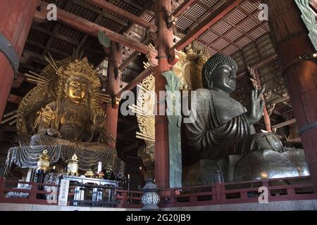 NARA, GIAPPONE - 24 dicembre 2019: Nara, Giappone - 27 novembre 2019: Daibutsu - il grande Buddha con Kokuzo Bosatsu - Dea cinese a Daibutsuden, Foto Stock