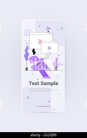 donna che usa il laptop che guarda video online social network chat blog concetto full length Illustrazione Vettoriale