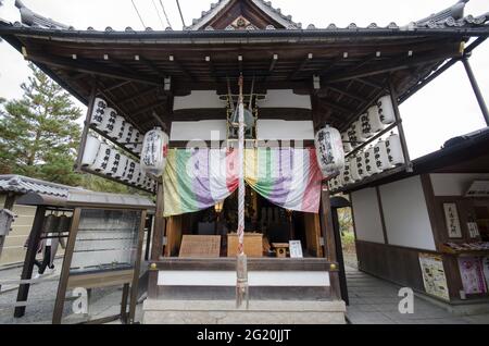 KYOTO, GIAPPONE - Dic 18, 2019: Kyoto, Giappone - 28 Nov, 2019: Kodaiji Tenmangu Shrine a Kyoto, Giappone. Kodaiji Tenmangu Santuario di fronte Kodai-ji Shinto TEM Foto Stock