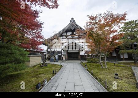 KYOTO, GIAPPONE - Dic 16, 2019: Kyoto, Giappone - 27 Nov, 2019: La gente visita i giardini del tempio di Kodaiji a Kyoto Giappone. Foto Stock