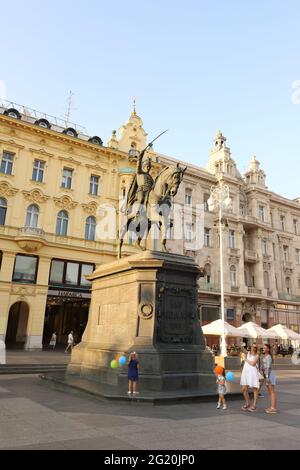 CROAZIA, ZAGABRIA, PIAZZA BAN JELACIC, 27 LUGLIO 2019: Statua di Ban Jelačić a Zagabria Foto Stock