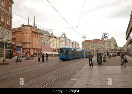 CROAZIA, ZAGABRIA, PIAZZA BAN JELACIC - 28 LUGLIO 2019: Tram e popoli in piazza Ban Jelacic a Zagabria Foto Stock