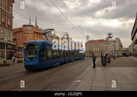 CROAZIA, ZAGABRIA, PIAZZA BAN JELACIC - 28 LUGLIO 2019: Tram su piazza Ban Jelacic a Zagabria Foto Stock