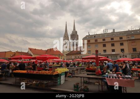 CROAZIA, ZAGABRIA, MERCATO DOLAC - 28 LUGLIO 2019; bancarelle al mercato Dolac Foto Stock