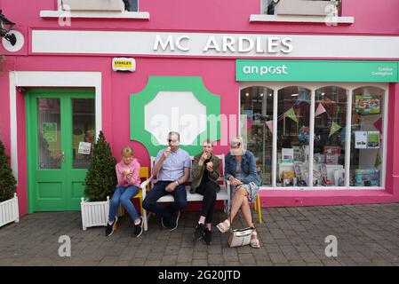 La famiglia Lister di Monaghan gode di gelati a Carlingford, Co. Louth, dopo che le restrizioni del coronavirus sono state rilassate ulteriormente attraverso l'Irlanda, compresa la riapertura di ospitalità all'aperto, palestre, piscine e teatri. Data immagine: Lunedì 7 giugno 2021. Foto Stock