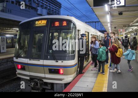 KYOTO, GIAPPONE - 13 dicembre 2019: Kyoto, Giappone - 25 novembre 2019: Treno diretto a Nara fermata alla stazione ferroviaria di Kyoto, Giappone. Foto Stock